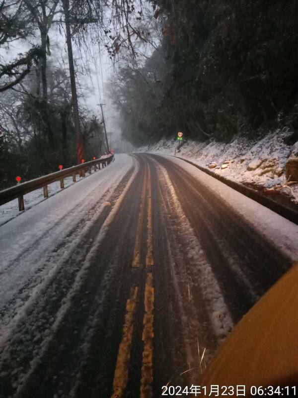 台7甲線宜蘭支線南山至勝光路段到今晚7時前車輛也需加掛雪鏈才能通行。 圖：公路局／提供