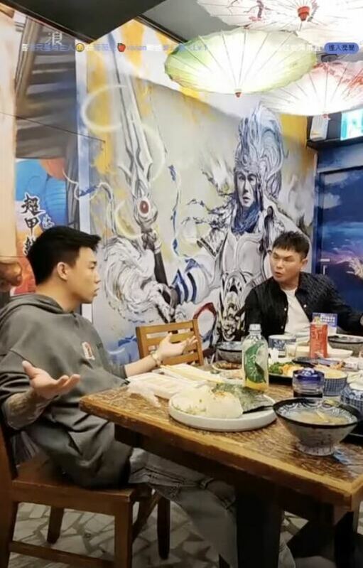 Toyz日前前往超哥的「超甲組」海鮮餐廳進行評測，結果意外爆發肢體衝突。 圖：翻攝Youtube
