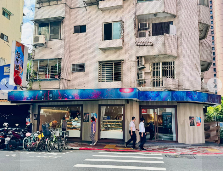 台北衛生局表示，超哥經營的餐廳在衛生檢查中發現有多項違規：餐廳工作人員未戴乾淨的工作帽，未提供員工的健康檢查報告，抹布不潔等問題。 圖：翻攝超甲組海鮮·丼飯 粉絲專頁