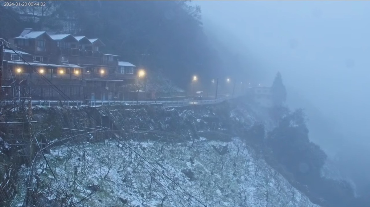 透過4K高解析即時影像設備，可即時看到拉拉山下雪情形。 圖：桃園市觀旅局/提供