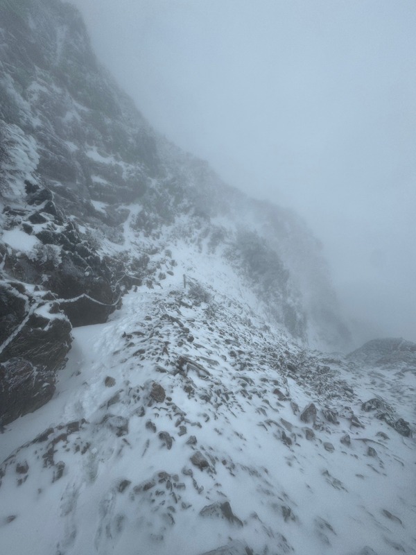 今日最低溫為零下5.5度，玉山園區排雲山莊在清晨5點有間歇性降雪。 圖：取自玉山國家公園
