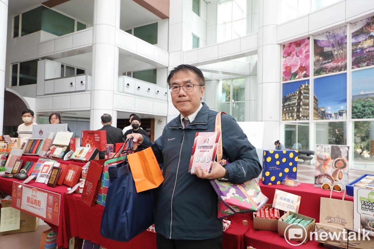 台南市政府舉辦「2024台灣燈會伴手禮徵選活動」，精選出30件指定伴手禮。 圖：黃博郎／攝