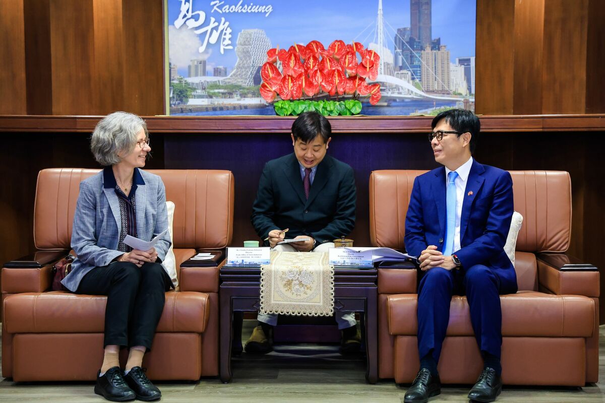 陳其邁(右)歡迎陶方婭(左)到訪。 圖：高雄市行國處/提供