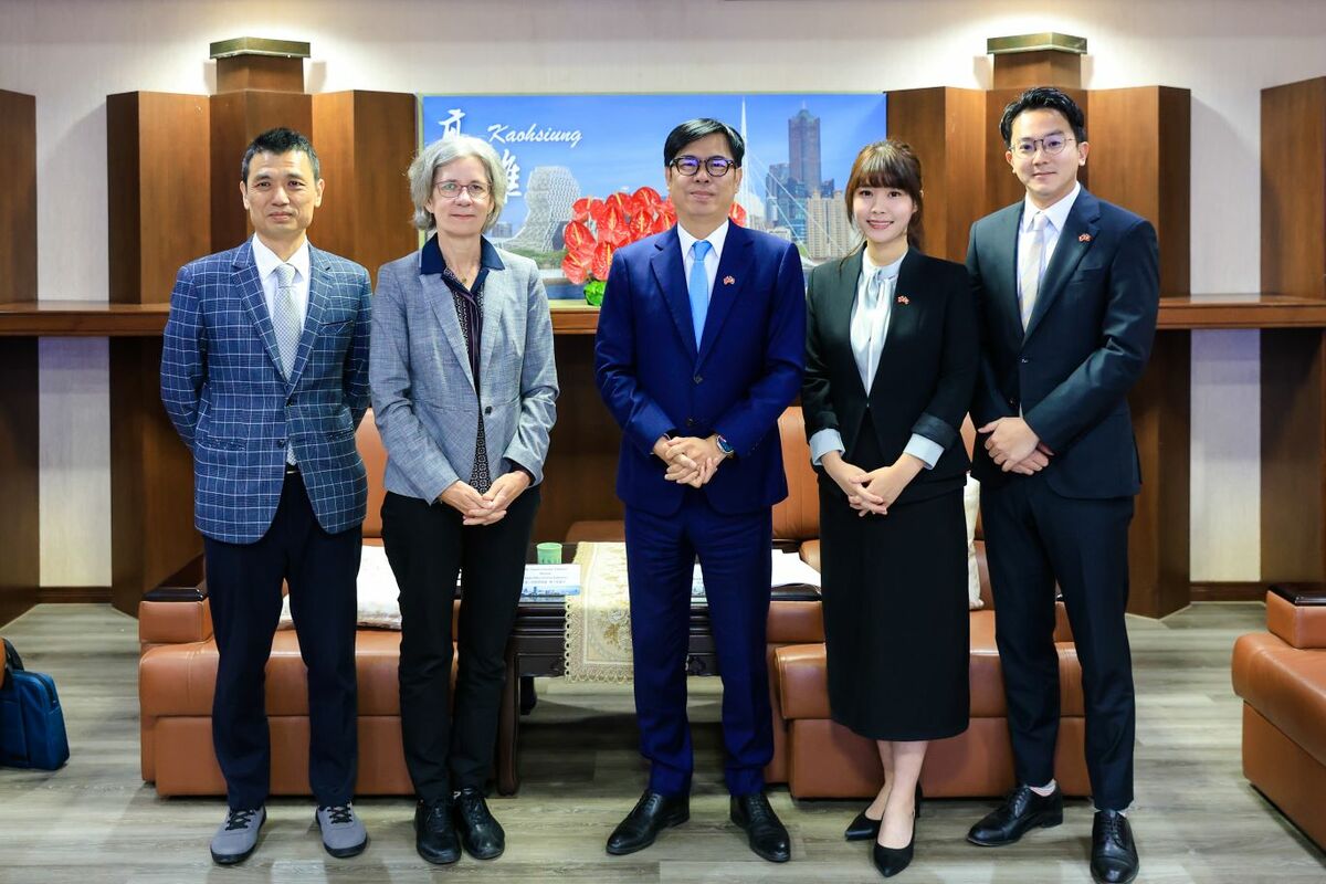 陶方婭(左二)到訪，陳其邁(中)率團隊接待。 圖：高雄市行國處/提供
