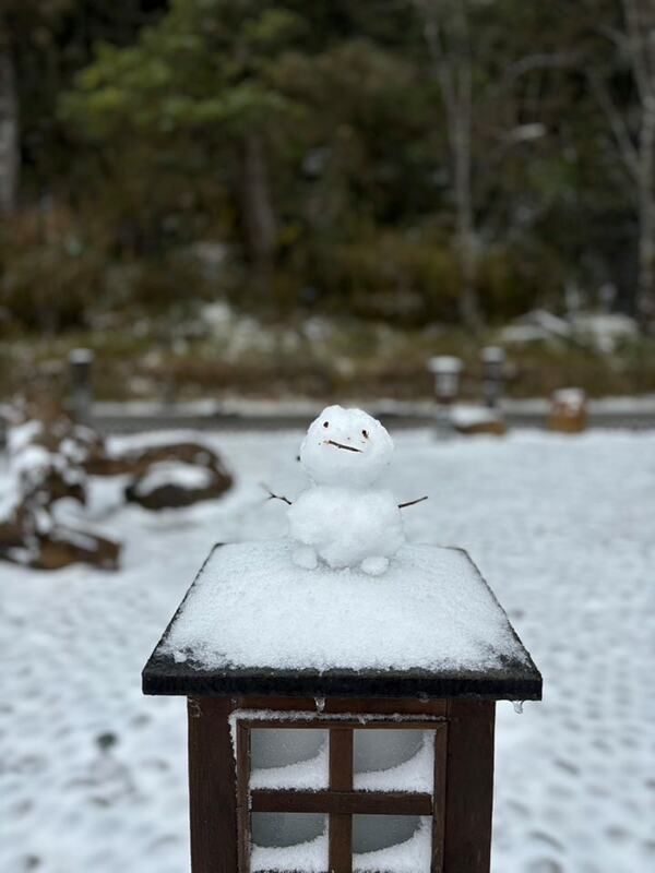 太平山積雪可以堆可愛小雪人。 圖：取自太平山國家森林遊樂區