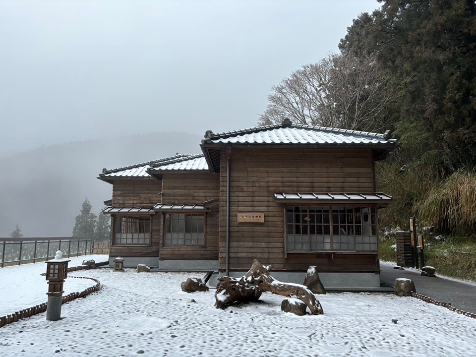 白雪覆蓋在園區的碰碰車、小木屋等景點相當夢幻。 圖：取自太平山國家森林遊樂區