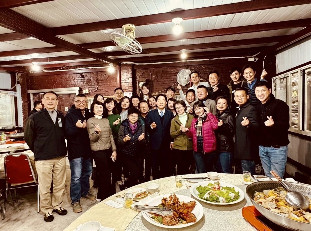 賴清德偕同蕭美琴在萬里老家附近的餐廳，宴請競選失利的立委候選人。 圖：翻攝自莊競程IG