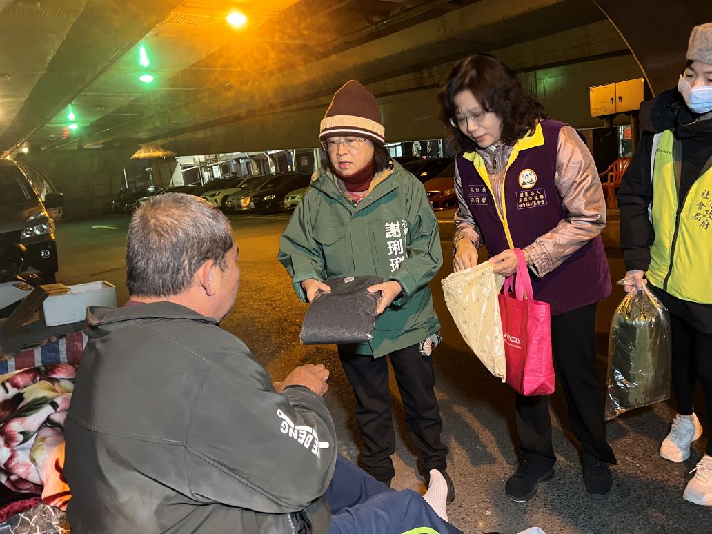 謝琍琍(左二)訪視街友發放保暖衣物。 圖：高雄市社會局/提供