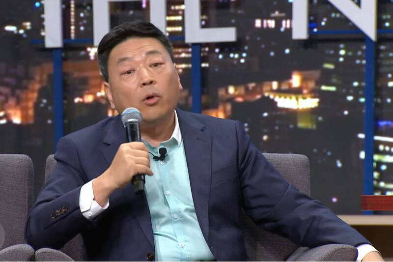 王志安登上《賀瓏夜夜秀》譏諷民進黨推殘疾人，上台煽情催票，掀起熱議。 圖：翻攝《賀瓏夜夜秀》YouTube
