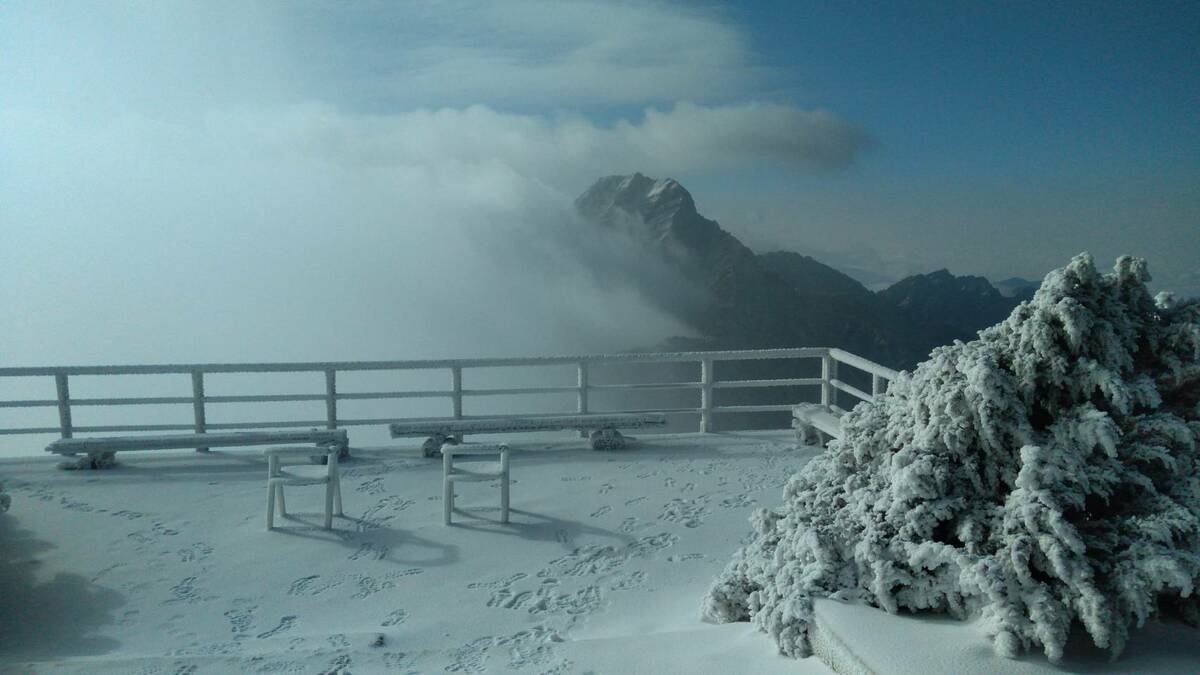 玉山北峰呈現銀白世界，主峰也覆蓋厚厚一層白雪。(圖為玉山北峰) 圖：中央氣象署／提供