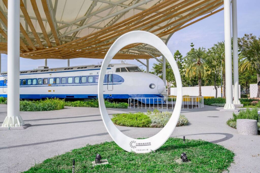 花魁車地景公園，展示日本新幹線始祖，世界第1條高鐵0系列車改裝為「限界測量車」。(圖為花魁車地景公園) 圖：台灣高鐵公司／提供