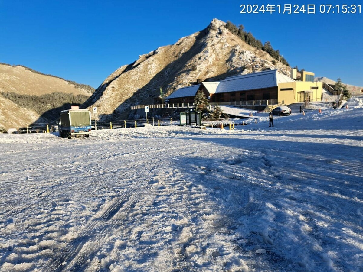 交通部公路局中區養護工程分局今(24)日表示，積雪結冰仍未融，須加掛雪鍊。(圖為合歡山) 圖：林業署南投分署／提供