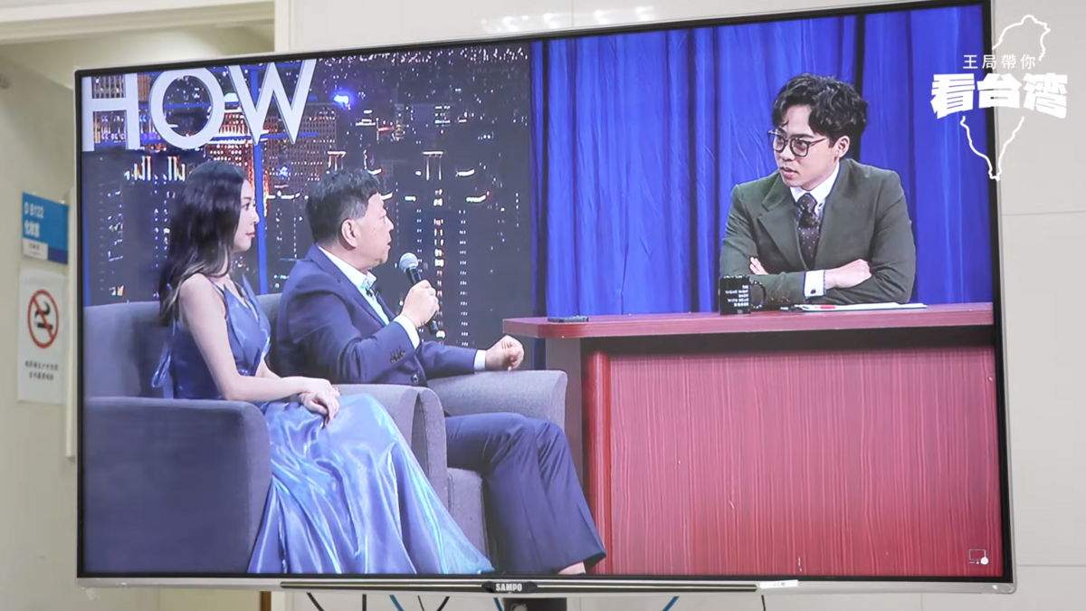 王志安在夜夜秀後台與薩泰爾工作人員互動的橋段中，主動表示自己，不能領取演出費用。 翻攝自： 王志安  YouTube
