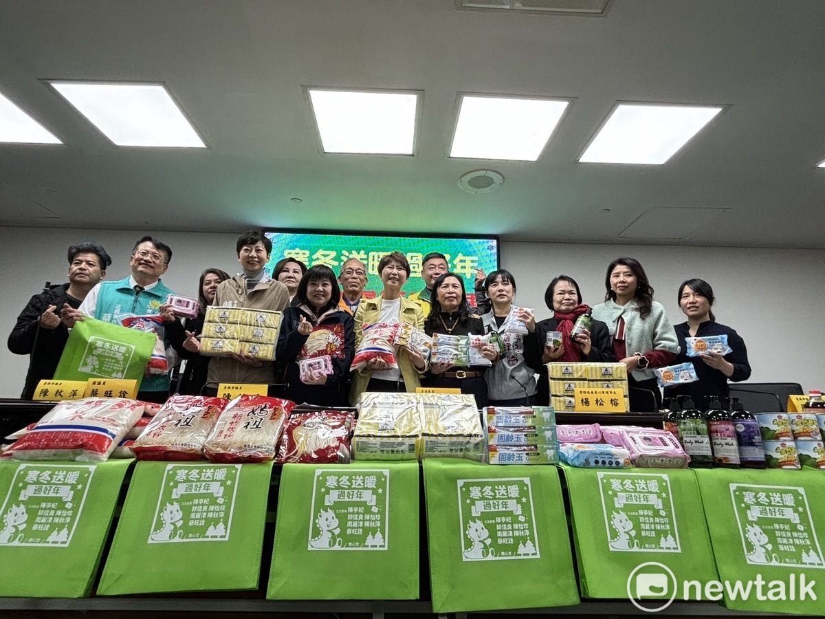 為避免弱勢家庭年關難過，立委陳亭妃、前台南市議長郭信良發起低收入戶好過年活動，募集大批物資捐助弱勢，台南市議員陳怡珍、陳秋萍、周麗津、吳通龍、前議員蔡旺詮等人熱心響應，讓原台南市6區、永康區及曾文區超過4000戶低收入戶都能安心過年。 圖：黃博郎／攝