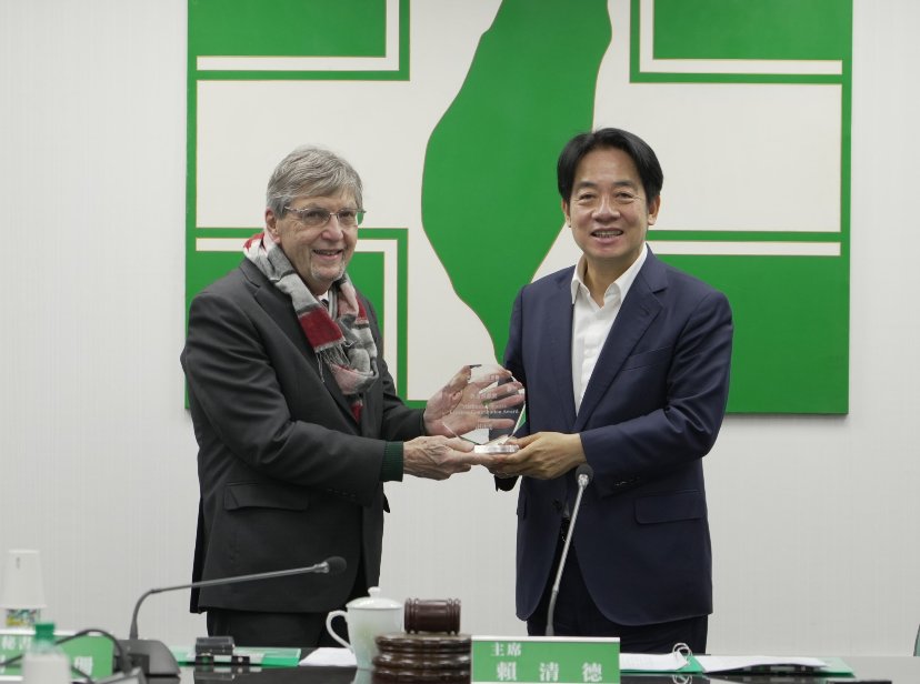 民進黨主席賴清德2月時頒贈終身貢獻獎章予彭光理。 圖：民進黨提供