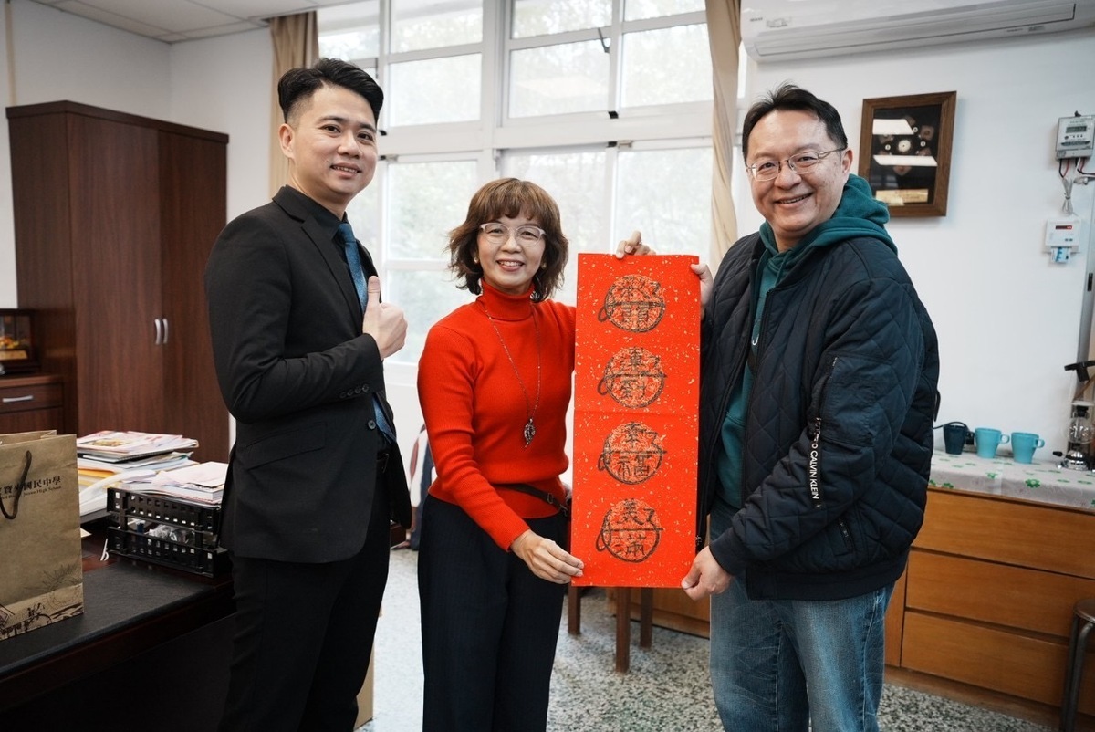 劉柱均(左)媒合劉家榮(右)擔任偏校法律顧問。 圖：高雄市教育局/提供