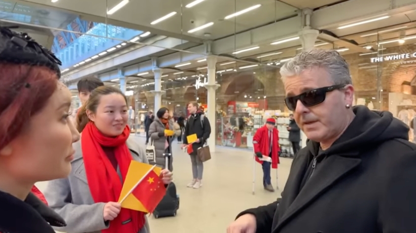 英國鋼琴家網紅「Dr K」卡瓦納，日前於街頭表演時遭到幾名手持五星旗的小粉紅鬧場，直播影片在網上瘋傳，一時躍升國際政治事件。 圖：擷自YT「Dr K Boogie Woogie」
