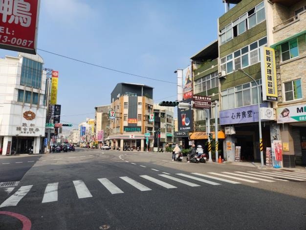 有民眾喊廢除一般道路內側禁行機車、兩段式轉彎及考照制度改革，交通部今(24)日表示，不宜全面廢除。 圖：台南市政府提供