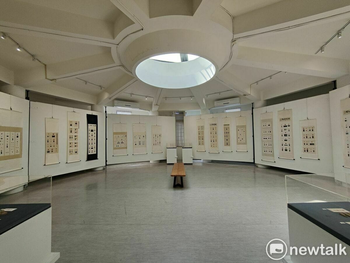 「上善若水─古耀華創作展」有書有畫有印，充分展現被譽為「全方位創作者」的古耀華在書、畫、印各領域的功力。 圖：黃博郎／攝