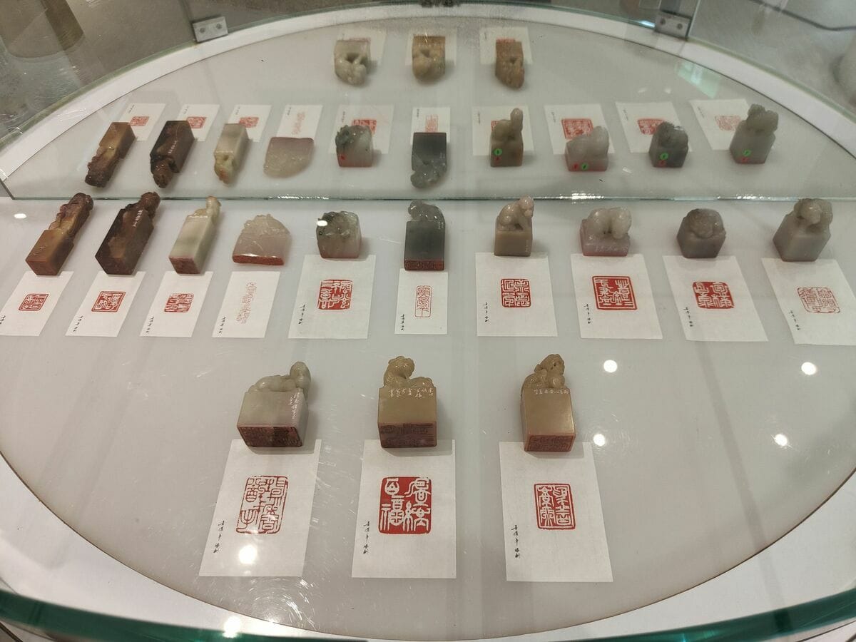 「上善若水─古耀華創作展」有書有畫有印，充分展現被譽為「全方位創作者」的古耀華在書、畫、印各領域的功力。 圖：黃博郎／攝