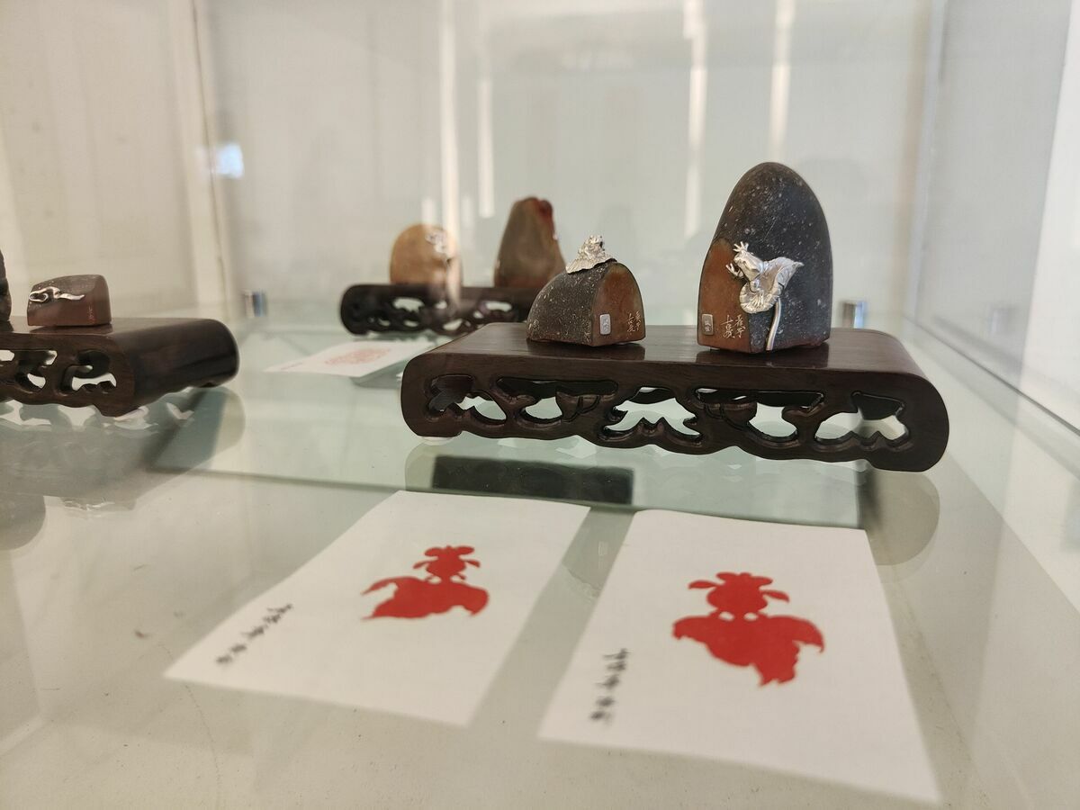 「上善若水─古耀華創作展」有書有畫有印，充分展現被譽為「全方位創作者」的古耀華在書、畫、印各領域的功力。 圖：黃博郎／攝