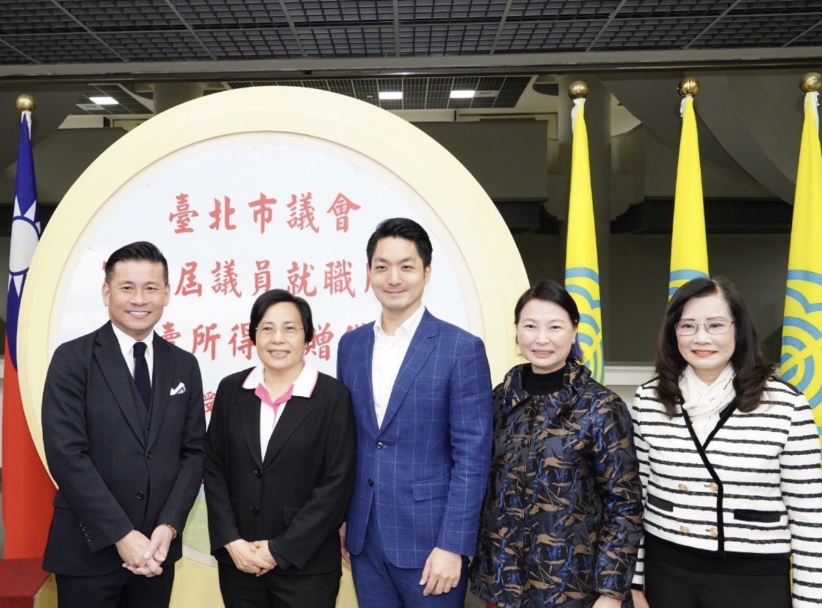台北市長蔣萬安（中）今出席台北市議會第14屆議員就職周年二手衣義賣所得捐贈儀式。 圖：台北市政府 / 提供