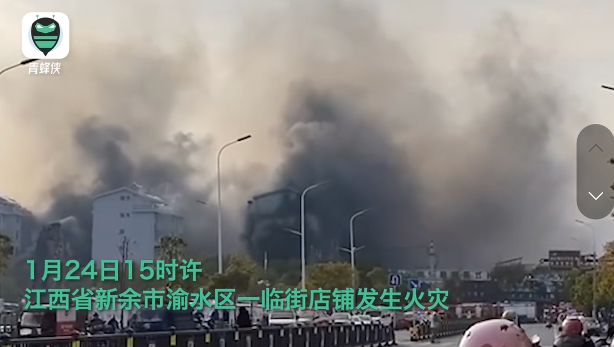 現場濃煙竄升，遠處肉眼即清晰可見，是當地近幾年來最嚴重的火災事故。 圖：取自中國媒體「青蜂俠」
