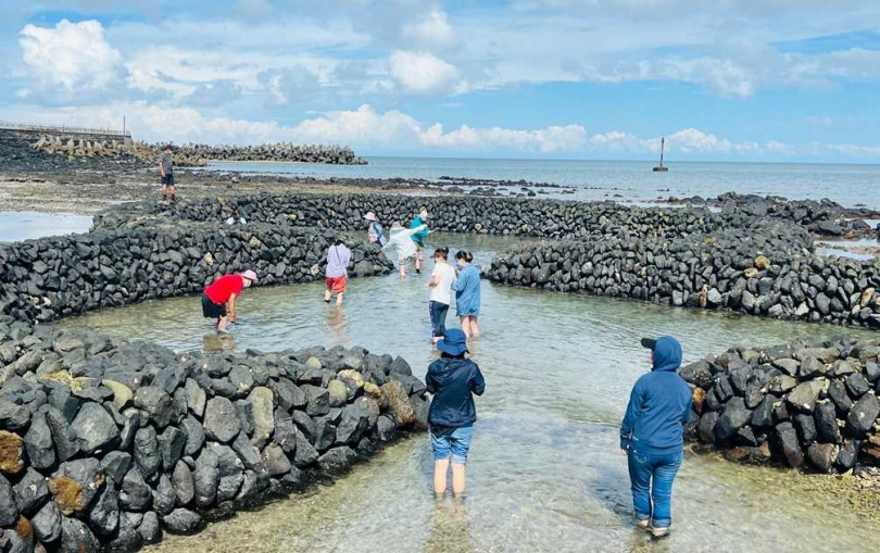 「夏之石滬季」可見證石滬文化。(圖為澎湖雙心石滬) 圖：澎湖國家風景區管理處／提供 (資料照)