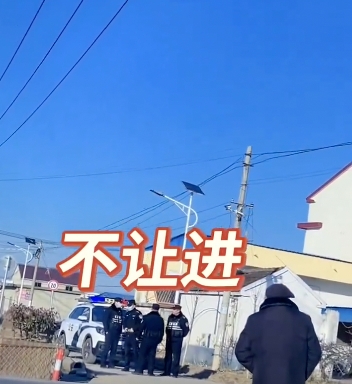 19 日以來，警方始終封鎖張新偉家所在的村口，不准人探望死者家屬。 圖：擷自「X」@whyyoutouzhele
