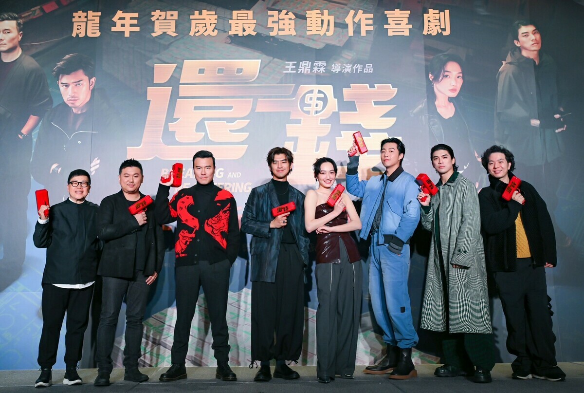葉如芬(左一)、王鼎霖(左二)與主要演員。 圖：甲上娛樂/提供
