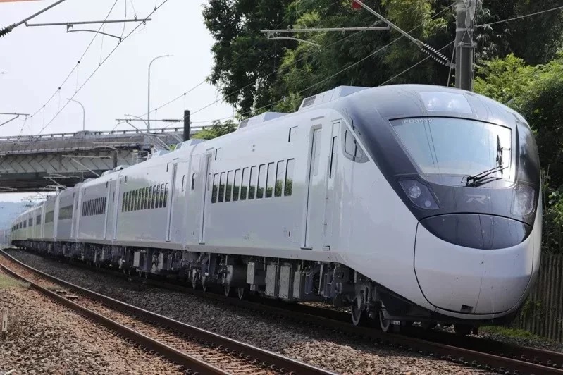 台鐵公司宣布，配合EMU3000型城際列車全數交車投入營運，6月26日起將進行時刻調整，期間也將增開列車，共436列次受到影響。 圖：台灣鐵路公司／提供