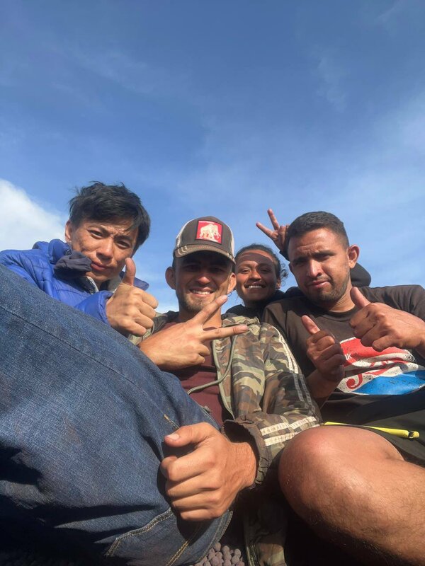 柴松完成自己的壯舉後，帳戶旋即遭凍結，甚至剛到美洲時，他完全沒錢吃飯，最後是在墨西哥，他和委內瑞拉的朋友冒著生命危險扒火車前往美國。 圖：擷自「X」@WSXJPDD