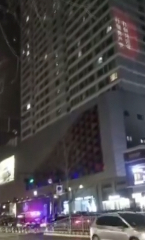 當時他朋友在現場拍攝照片，發送給早已逃亡國外的他。而後大量警車到場，柴松的親友皆遭調查，甚至失聯。 圖：擷自「X」@WSXJPDD