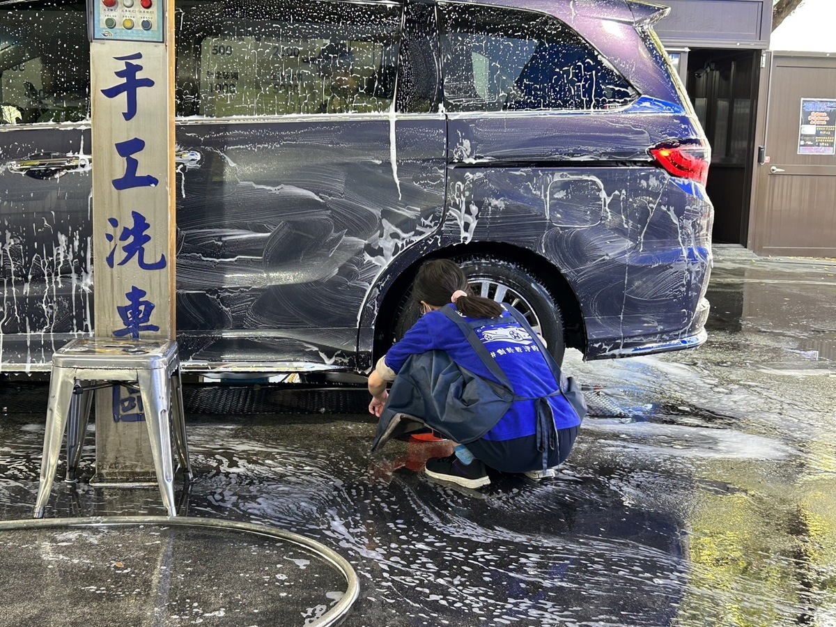 極端氣候的強降雨，造成育成洗車中心排水困難 圖:育成社會福利基金會提供