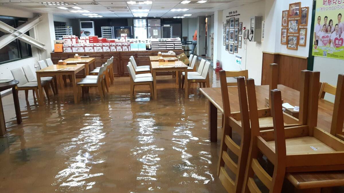 極端氣候的強降雨，造成「育成蕃薯藤餐廳」嚴重淹水 圖:育成社會福利基金會提供