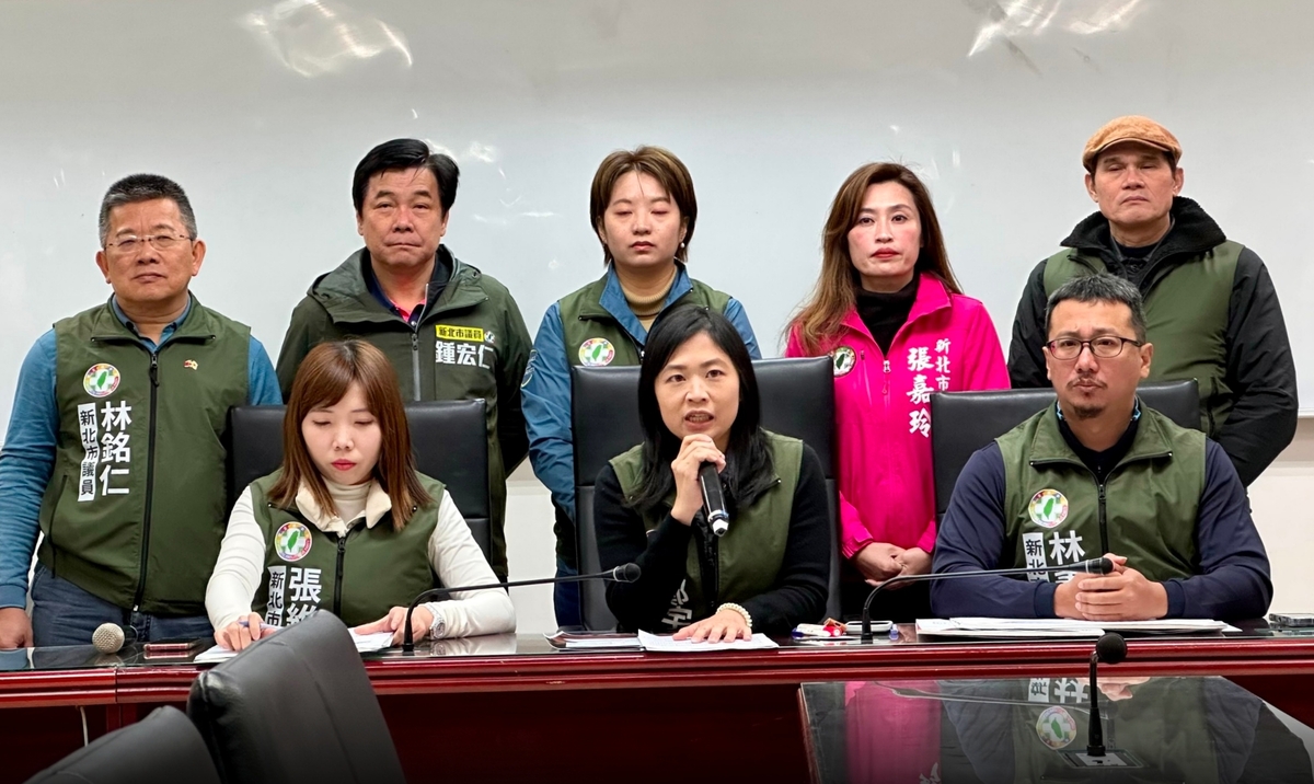 民進黨團要求市府針對公托中心發生男嬰戴口罩悶死意外嚴正說明，還給被害家長一個公道。 圖：新北市議會民進黨團/提供