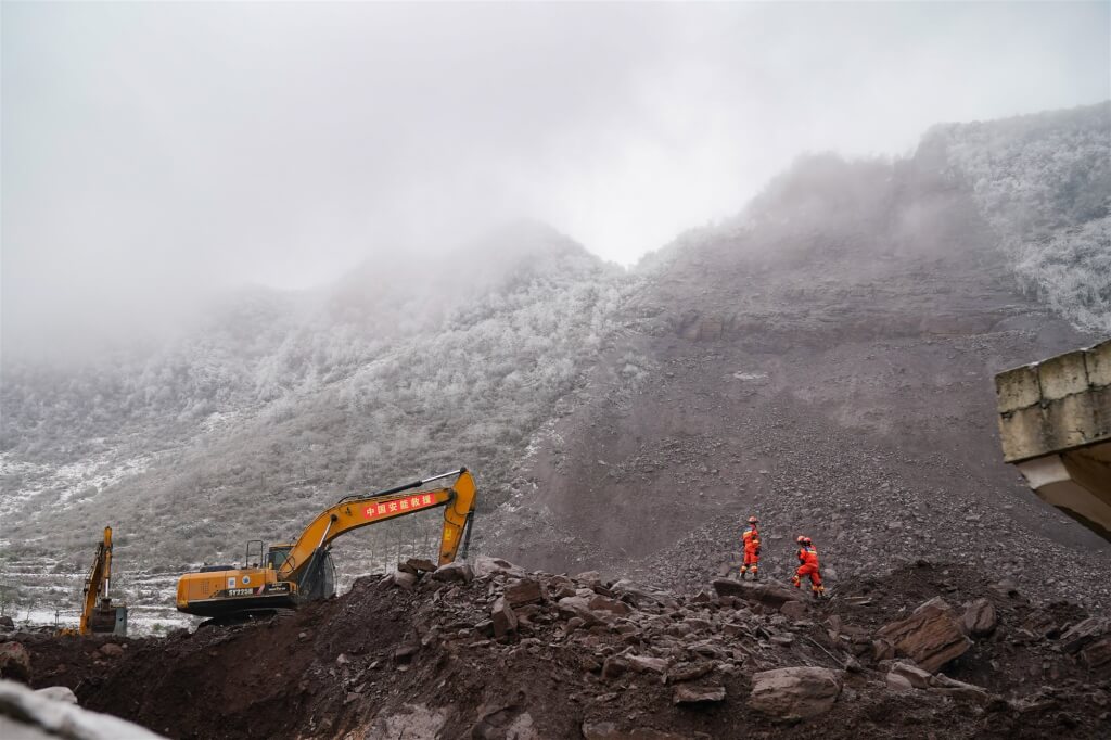 中國雲南省鎮雄縣塘房鎮涼水村22日發生山坡地崩塌意外，搜救隊展開救援。 圖：翻攝中新社