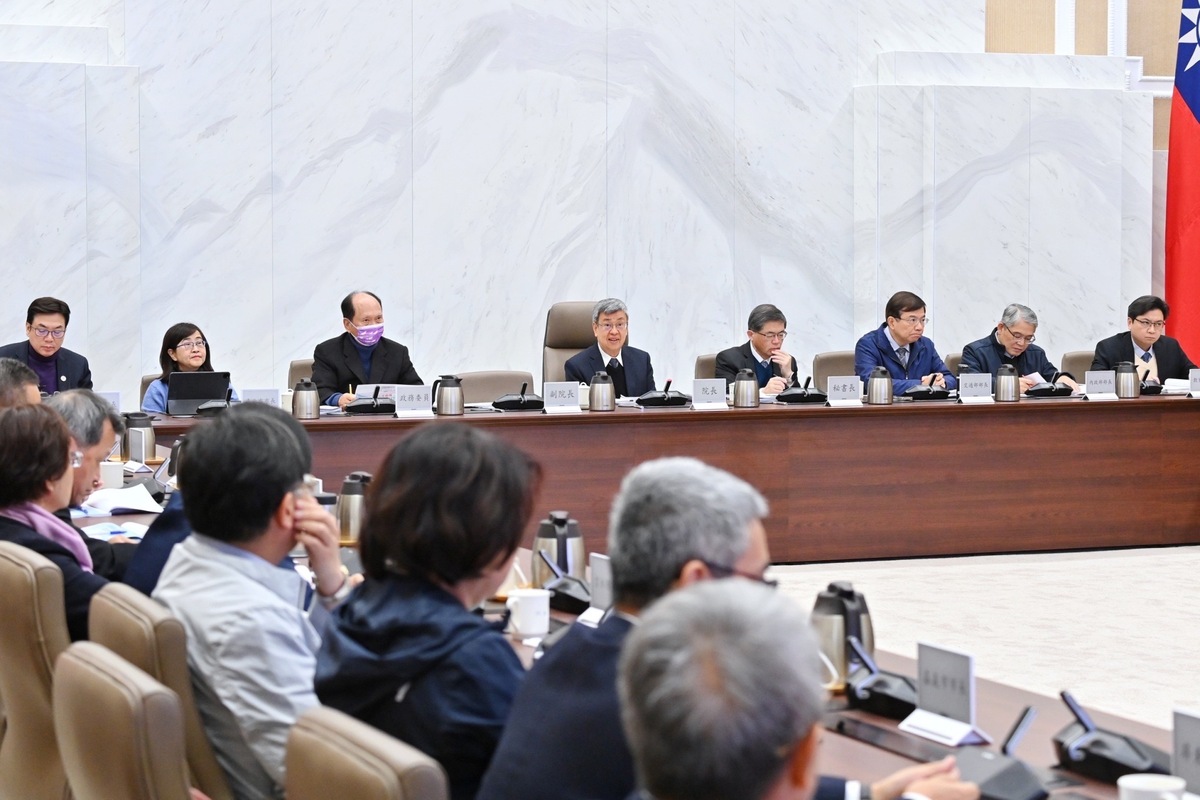 陳建仁25日主持首次中央道路交通安全會報，會中並拍板通過「國家道路交通安全綱要計畫」。 圖：行政院提供