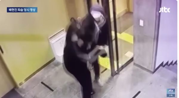 嫌犯用石頭猛砸裴賢鎮頭部近20次，裴賢鎮抱著頭踉蹌倒地。 圖：翻攝JTBC News YouTube