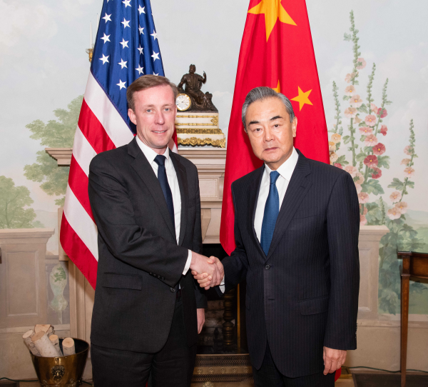 白宮國家安全顧文蘇利文（Jake Sullivan）與中國外交部長王毅26日和27日在泰國曼谷召開為期2天會談。圖為兩人在2023年10月在華盛頓會晤。 圖：翻攝自中國外交部