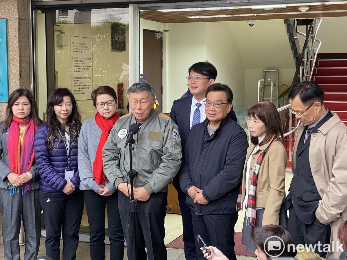 民眾黨主席柯文哲與8席不分區立委當選人。 圖：周煊惠 / 攝