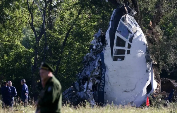 俄軍吊起墜毀的伊爾-76 運輸機殘骸，俄方稱包括 65 名烏軍俘虜在內的機上 74 人全部遇難 圖 : 翻攝自紅星新聞