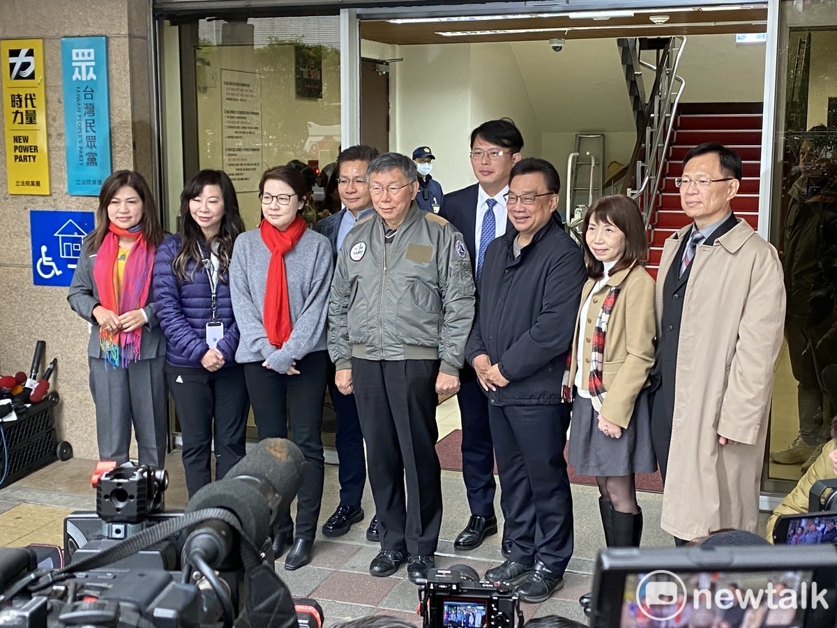 民眾黨主席柯文哲、民眾黨8席不分區立委。 圖：周煊惠 / 攝