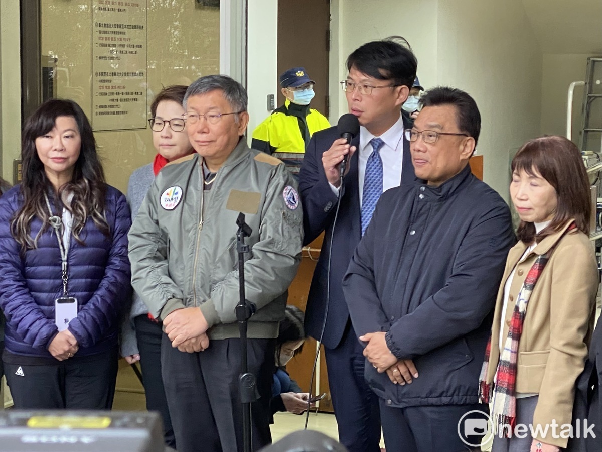 民眾黨主席柯文哲（左3）與民眾黨不分區立委當選人黃國昌（持麥克風者）、林憶君（左1）、黃珊珊（左2）、陳昭姿（右1）、林國成（右2）。 圖：周煊惠 ／ 攝