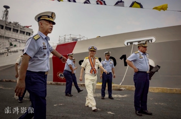 2022年11月4日，日本海上保安廳長官Shohei Ishii（中）與菲律賓海岸警衛隊司令加萬（右）一同視察菲海警艦船BRP Teresa Magbanua。 圖 : 翻攝自澎派影像
