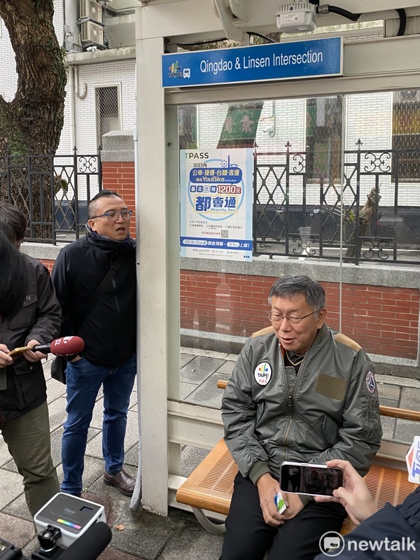 民眾黨主席柯文哲、柯文哲辦公室主任周榆修等公車。 圖：周煊惠 / 攝