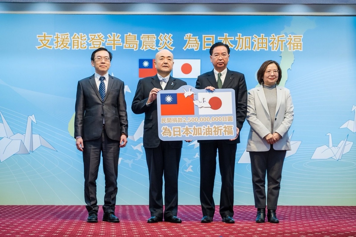 外交部長吳釗燮捐贈我國民間善款予日本駐台代表片山和之，衛福部政務次長李麗芬及台日關係協會秘書長范振國共同見證。 圖：外交部/提供
