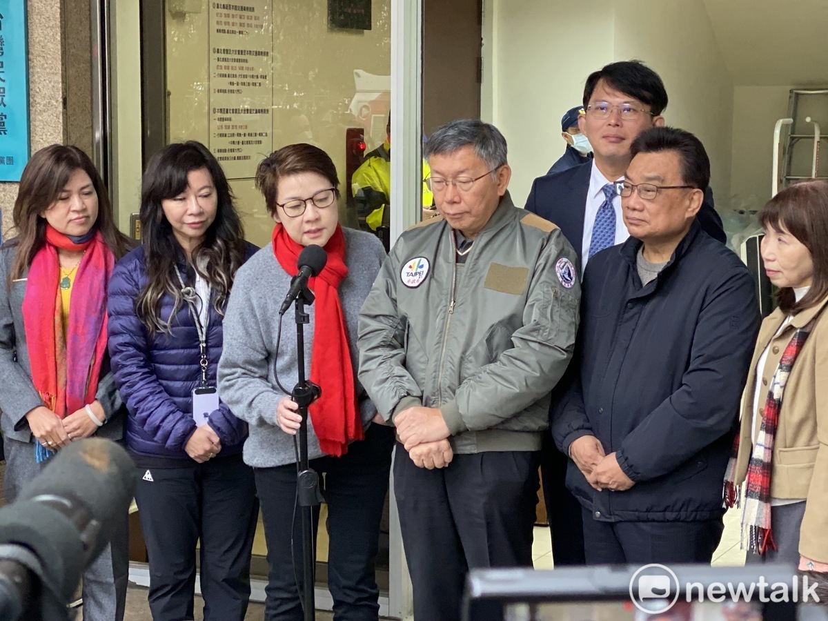 民眾黨不分區立委當選人麥玉珍（左起）、林憶君、黃珊珊、黨主席柯文哲、黃國昌、林國成、陳昭姿。 圖：周煊惠 / 攝