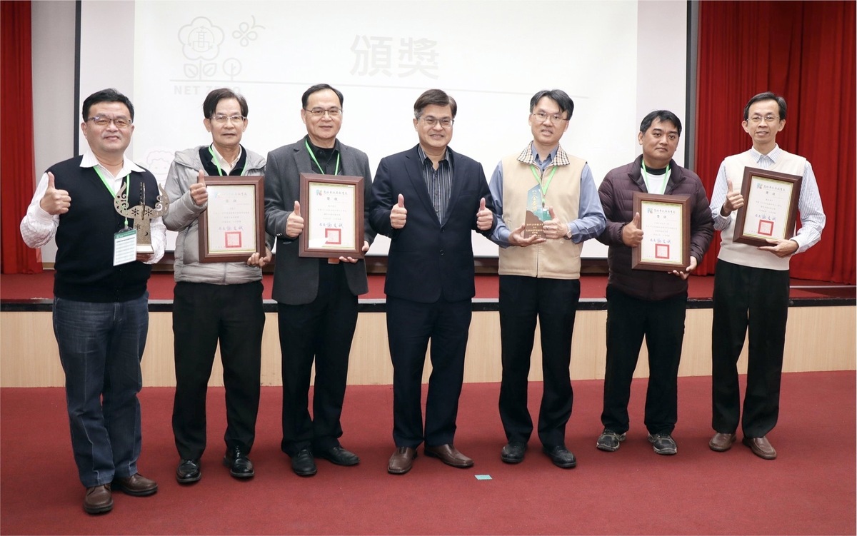 謝文斌(中)頒獎表揚優秀學校。 圖：高雄市教育局/提供