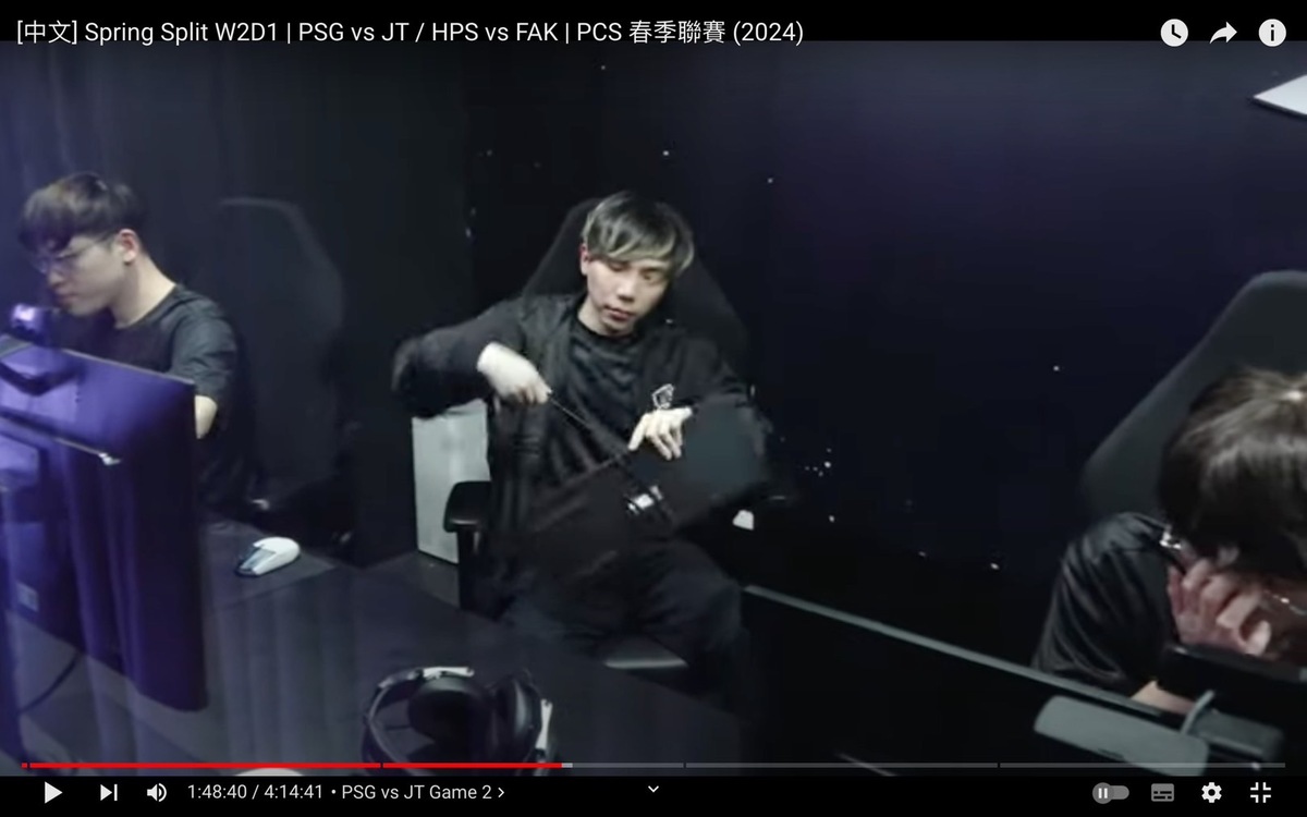 賽後Wako似乎因為比賽直落二而心情不佳，表情十分凝重，收拾完個人物品便先行離開，沒有等隊友一起走。 圖：翻攝自 LoL Pacific Championship Series YT頻道